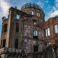 原爆ドームと青空（煽りアングル）の写真