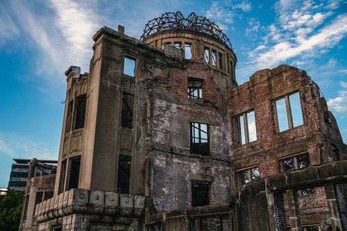 原爆ドームと青空（煽りアングル）