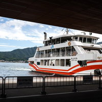 JR西日本宮島フェリーのみせん丸が停泊する船着場の写真