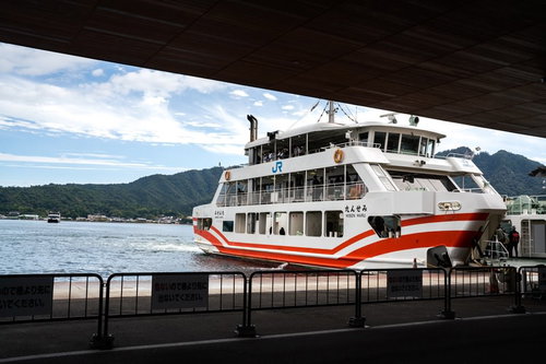 JR西日本宮島フェリーのみせん丸が停泊する船着場