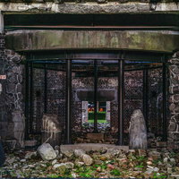 原爆ドームの風化した出入口と瓦礫、戦禍の歴史を伝える被爆遺産の写真