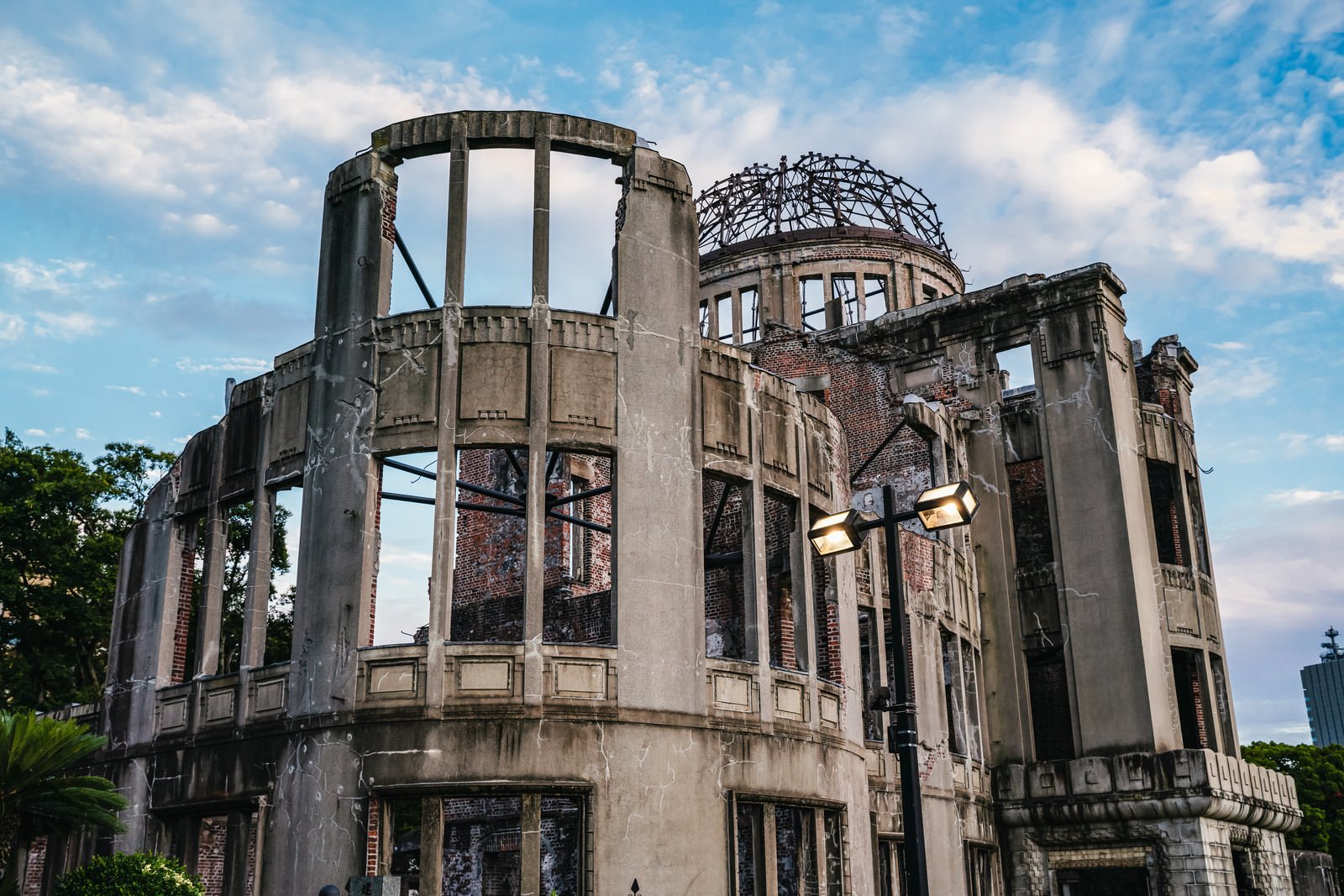 原爆ドームの外観と青空