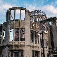 原爆ドームの外観と青空（広島）の写真