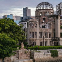 慰霊に訪れる観光客と原爆ドーム、平和学習の風景の写真