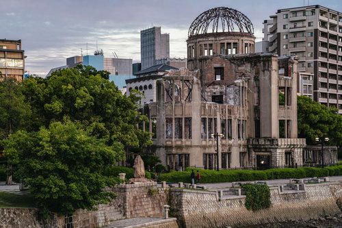 慰霊に訪れる観光客と原爆ドーム、平和学習の風景