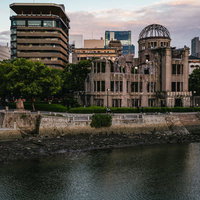川に映る原爆ドームの昼間の風景、広島の歴史遺産の写真