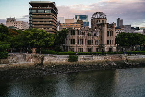 川に映る原爆ドームの昼間の風景、広島の歴史遺産