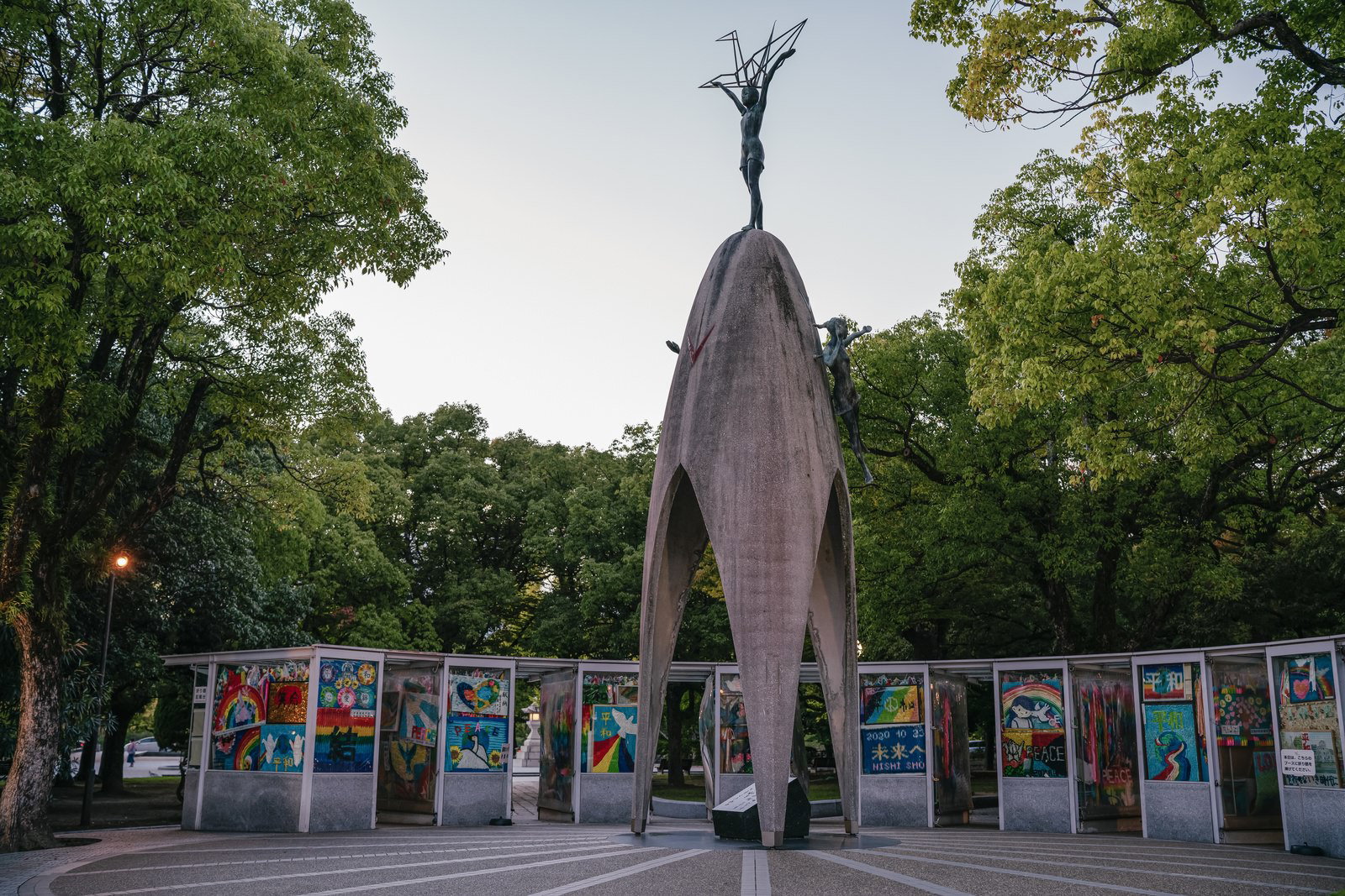 広島平和記念公園の原爆の子の像、両手を広げた少女のブロンズ像