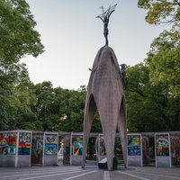 広島平和記念公園の原爆の子の像の慰霊碑風景の写真