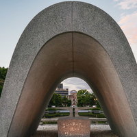 原爆死没者慰霊碑と慰文が見える平和記念公園の景観の写真