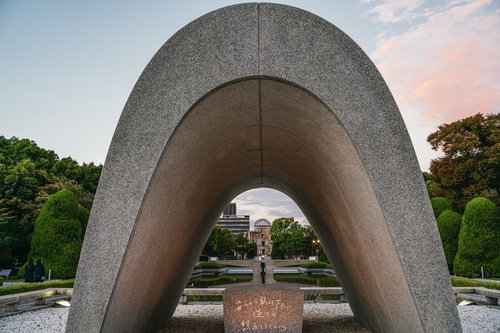 原爆死没者慰霊碑と慰文が見える平和記念公園の景観