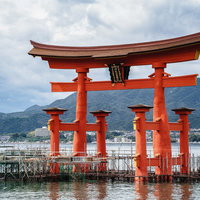 保存修理工事終盤の厳島神社の大鳥居と海の景観の写真