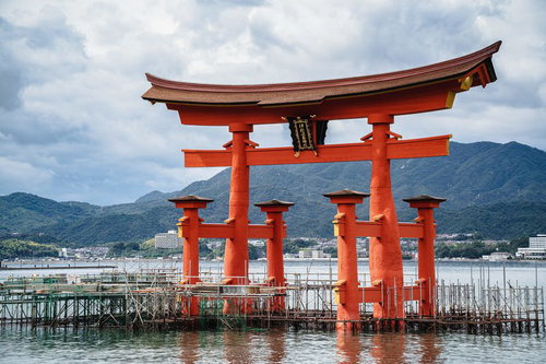 保存修理工事終盤の厳島神社の大鳥居と海の景観