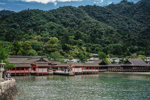 広島の厳島神社、海に面した朱色の建物と境内の風景