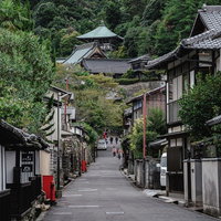 広島の緩やかな登坂と石畳の街並みの写真