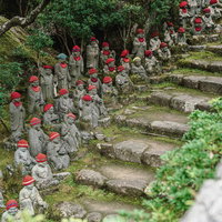 広島・宮島の大聖院参道の石段脇に並ぶお地蔵さんの写真