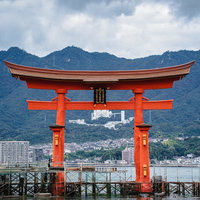 厳島神社の大鳥居から望む広島の街並みと山々の写真