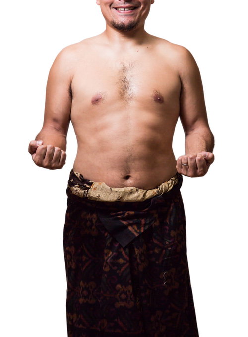 気合を入れるメタボ男性の民族衣装姿