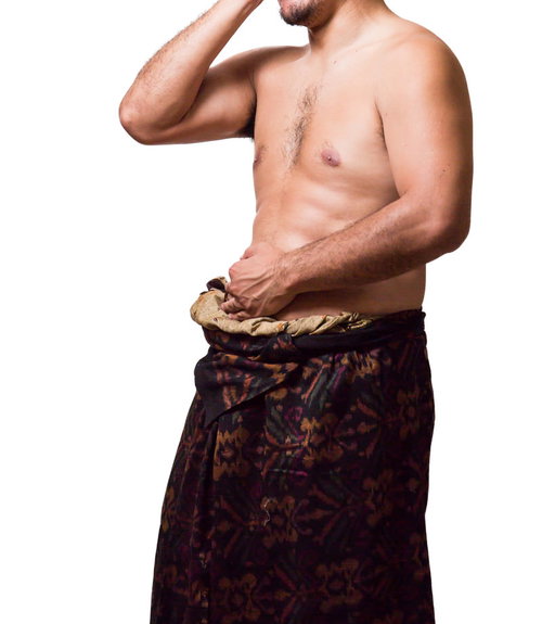 お腹を抱える現地民の男性