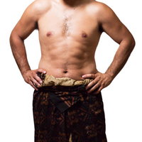 言葉の壁を痛感して悔しい表情の現地民男性の写真