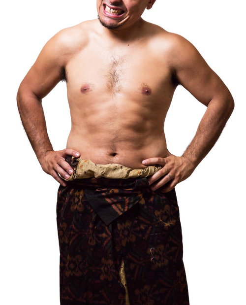 言葉の壁を痛感して悔しい表情の現地民男性