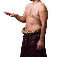 民族衣装を着た上半身裸のメタボ体型の男性の写真