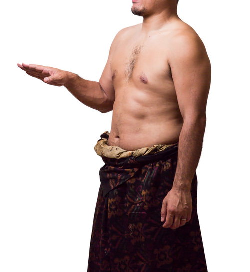 民族衣装を着た上半身裸のメタボ体型の男性