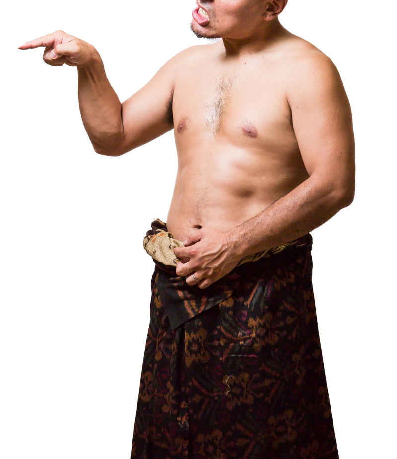 上半身裸で茶色い装飾布を腰に巻き、右腕を上げて指を指す男性