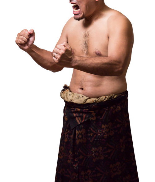 大声で咆哮し、力強いポーズをとる上裸の男性