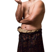 民族衣装姿で手を上げるメタボ体型の男性のの写真