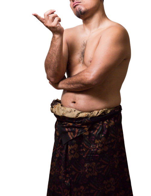 民族衣装姿で手を上げるメタボ体型の男性の