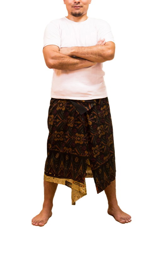 民族衣装で腕組みポーズのドヤ顔な店主の自信に満ちた表情