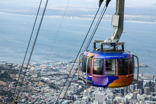 ケープタウンのテーブルマウンテンを上る赤いロープウェイ