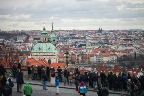 チェコ・プラハの展望台から見下ろす赤い屋根の街並みと観光客
