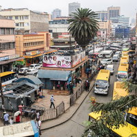 ナイロビの市街地における黄色いタクシーと雑居ビルの日常風景の写真