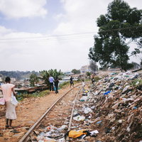 ケニアのスラム街に堆積する大量のゴミと環境問題の写真