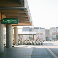 常陸太田駅前の入口 JR駅舎の外観と案内看板の写真