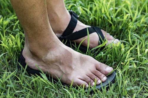 足元の日焼け、サンダル焼けが残る肌の色むら