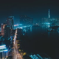 ホーチミンのサイゴン川沿いに立ち並ぶ高層ビルの都市夜景の写真