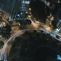 ホーチミンの夜の交差点で車が描く光の軌跡の写真