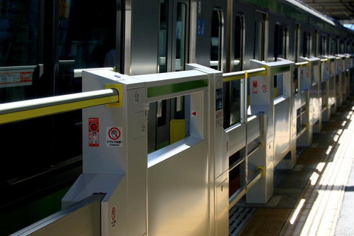 ホームドアと電車が停車する地下鉄駅プラットフォーム