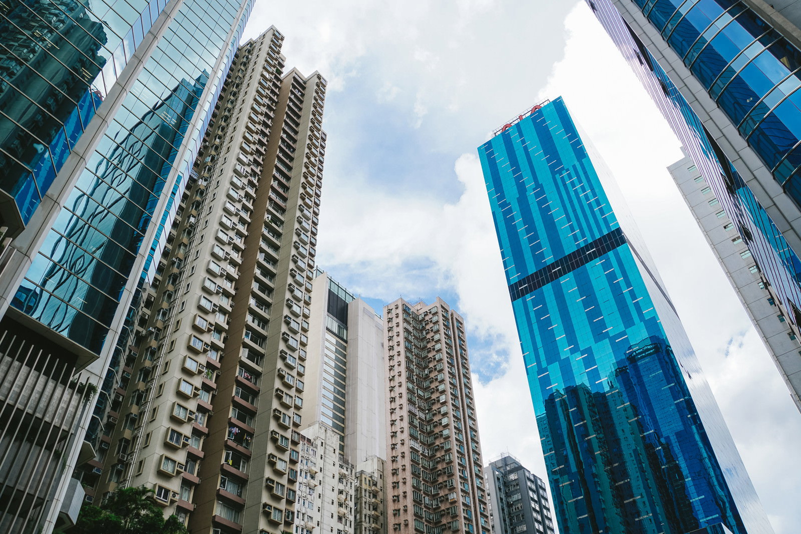 香港の高層ビル群を見上げた都市景観