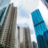 高層ビル群が立ち並ぶ香港の都市風景と摩天楼の建築景観の写真