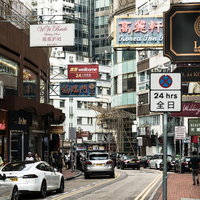 香港の雑多な建物と色とりどりの看板が密集する街並みの写真