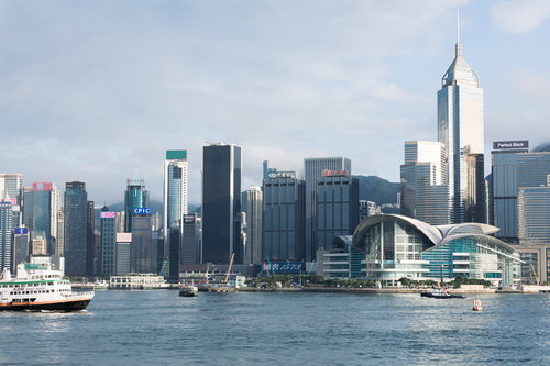 香港コンベンション＆エキシビションセンターとビル群が映るビクトリア・ハーバー