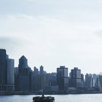 香港ビクトリアハーバーのビル群と港の船舶風景の写真