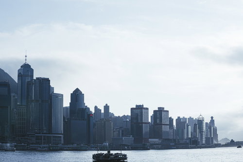 香港ビクトリアハーバーのビル群と港の船舶風景