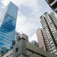 香港の高層ビルと中層マンションが立ち並ぶ都市風景の写真