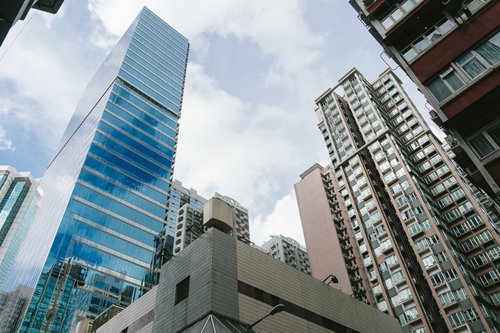 香港の高層ビルと中層マンションが立ち並ぶ都市風景