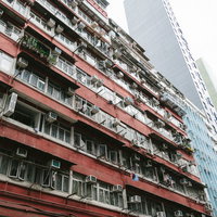 香港の古い団地マンションと現代的なビル群の写真